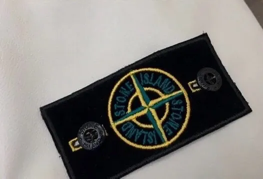 P230 Stone Island spliced PU leather and cotton baseball jacket (couples style three-color hair) Sheep long velvet body spliced PU leather sleeves, custom full towel embroidered logo on the chest and back. Three threads on the cuffs, hem and neck 1:1 custom dyeing No change in shape Original buttons restored 1:1 Loose and versatile Unique design must-have items for fashionistas Double hang tags Double wash Original armbands Couple style three-color hair: black, green, blue Style number: A01# Size: M-2XL